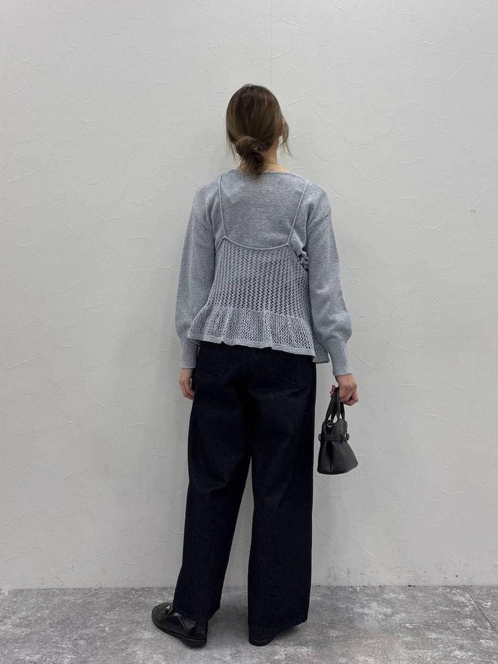 ブラック系のローファー、ブラック系のショルダーバッグ、ブルー系のその他パンツを着用したレディースの春コーディネートの3枚目の写真