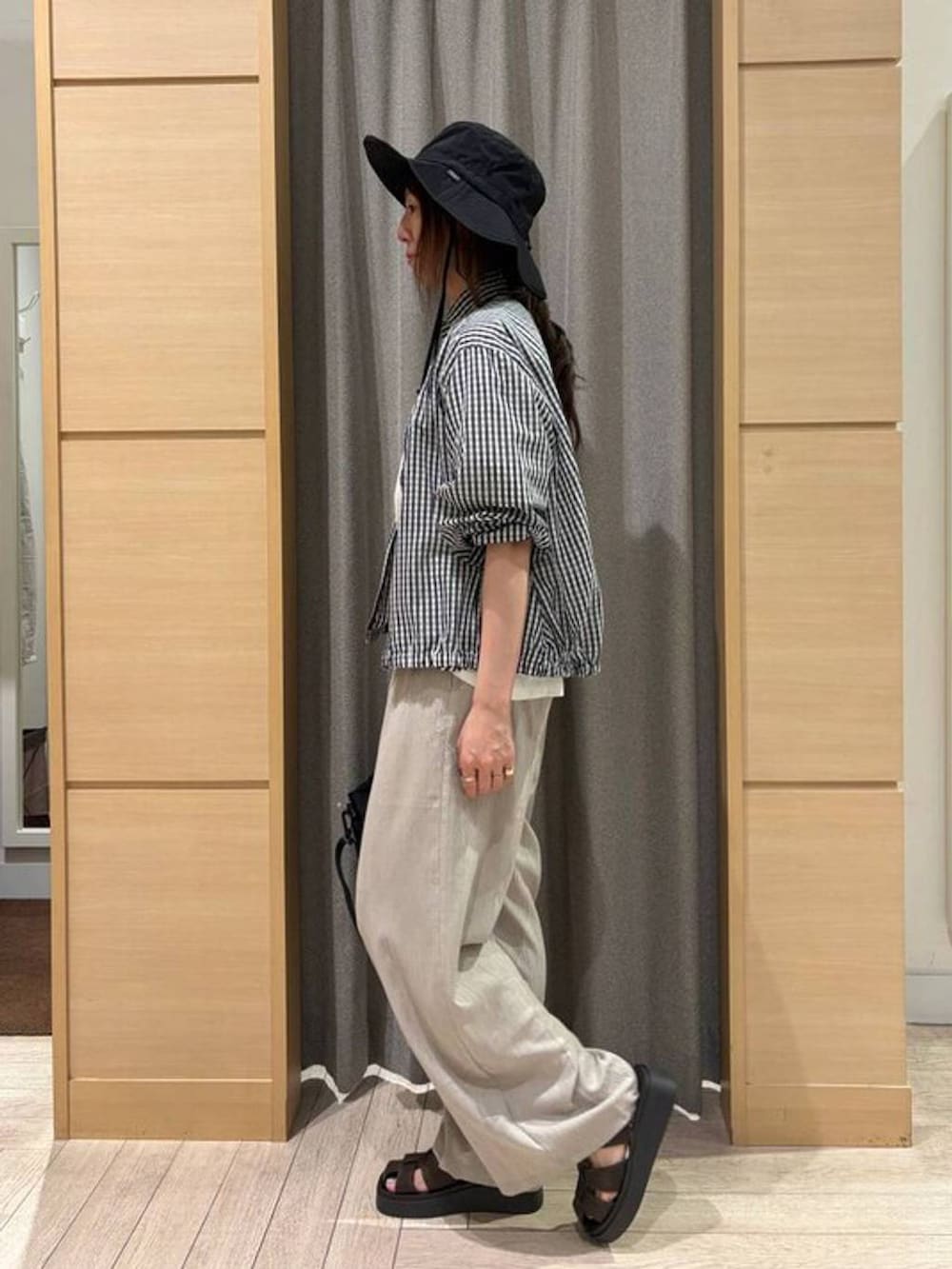 ブラウン系のサンダル、ホワイト系のTシャツ/カットソー、グレー系のその他パンツを着用したレディースの夏コーディネートの2枚目の写真