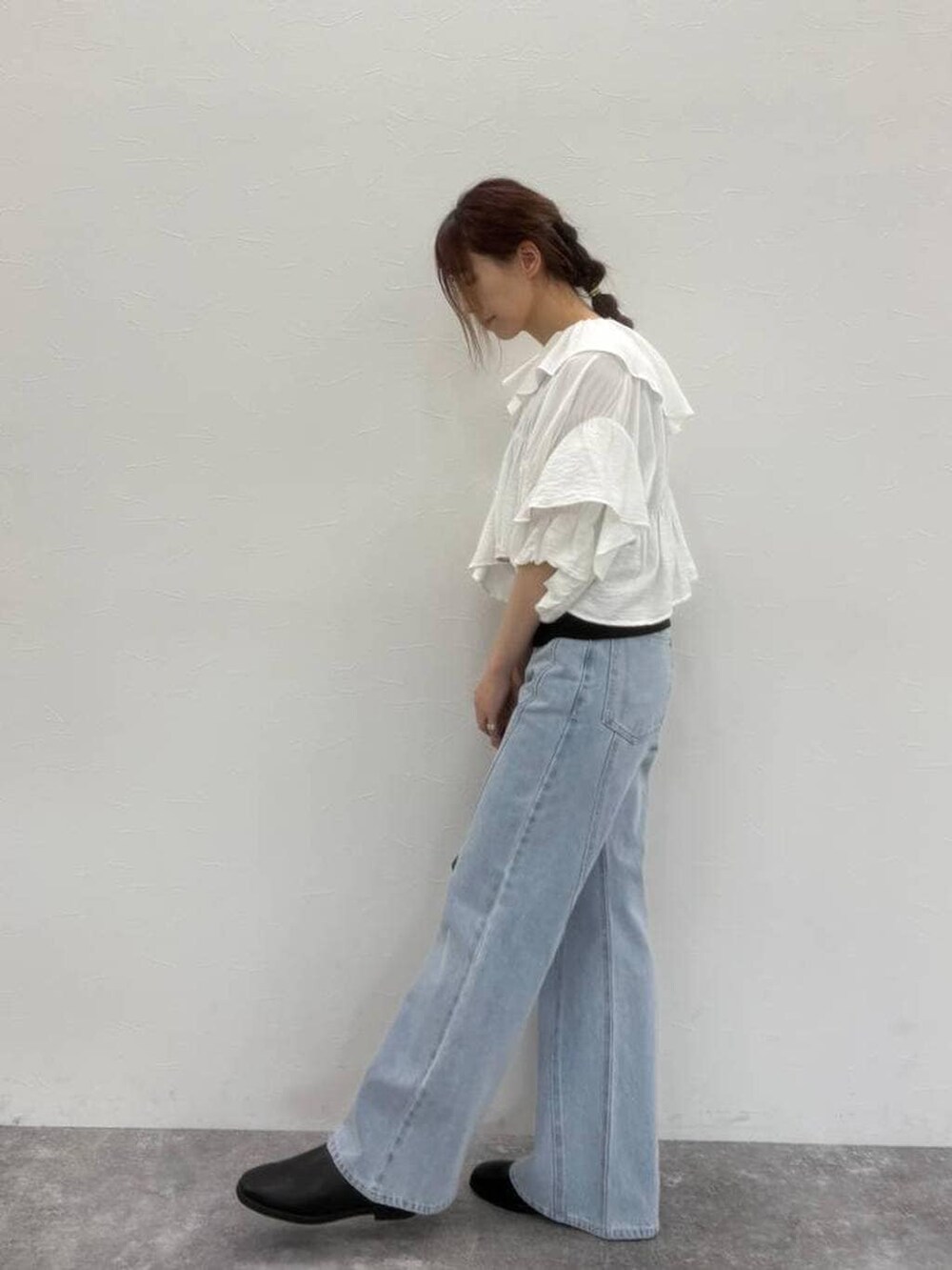 ブラック系のスリッポン、ブラック系のショルダーバッグ、ブラック系のタンクトップを着用したレディースの春コーディネートの2枚目の写真