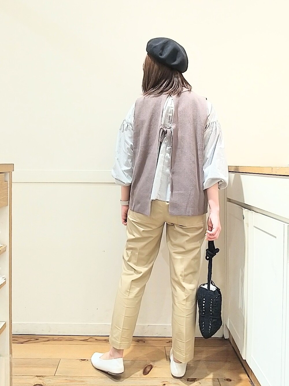 その他のベスト、グレー系のシャツ/ブラウス、ベージュ系のチノパンツを着用したレディースの春コーディネートの2枚目の写真