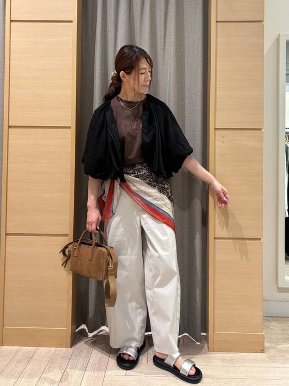 グレー系のその他パンツ、ブラウン系のショルダーバッグ、グレー系のシャツ/ブラウスを着用したレディースの夏コーディネートの3枚目の写真