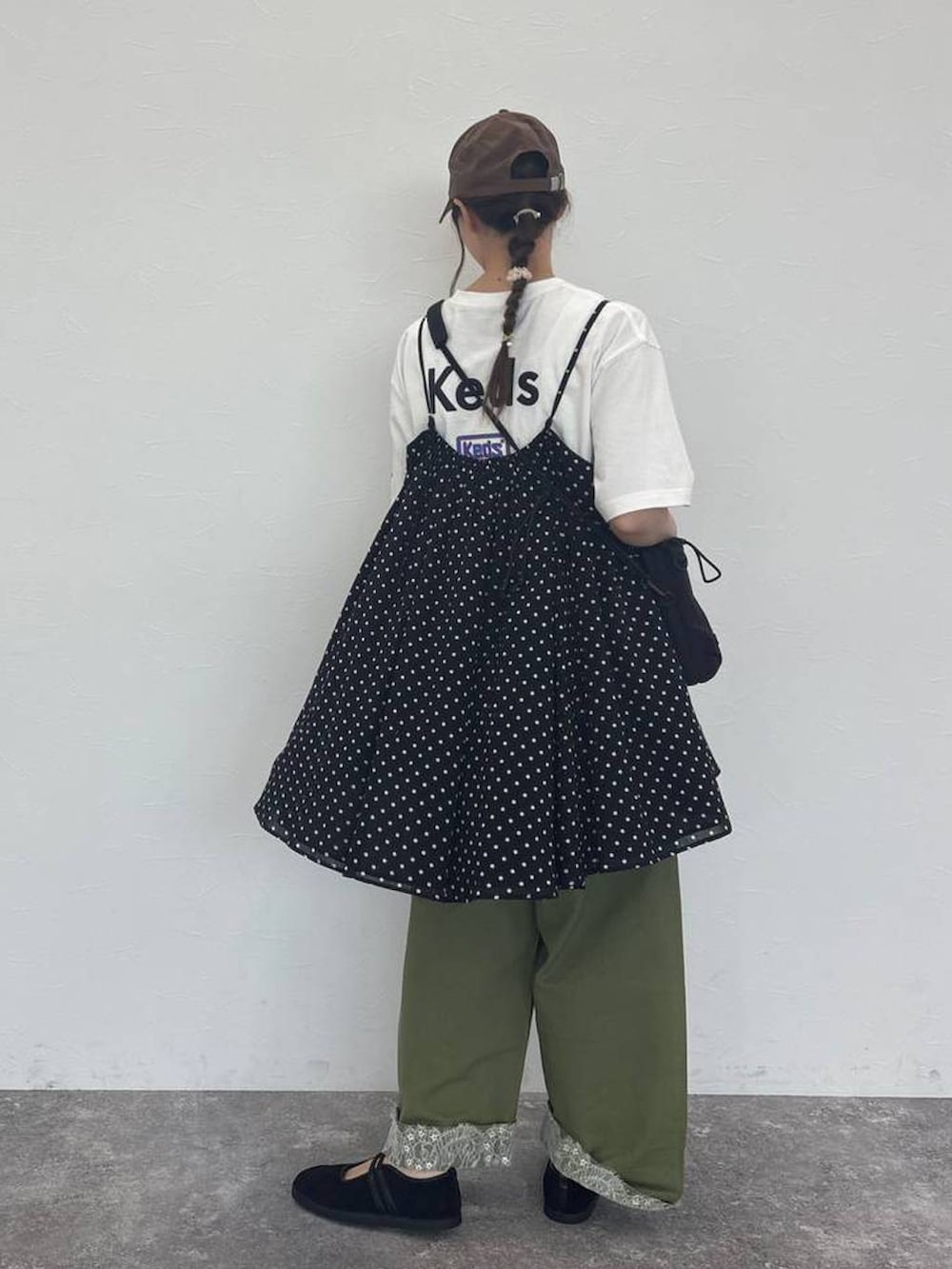 グリーン系のデニムパンツ、ホワイト系のTシャツ/カットソー、ブラック系のショルダーバッグを着用したレディースの秋コーディネートの2枚目の写真