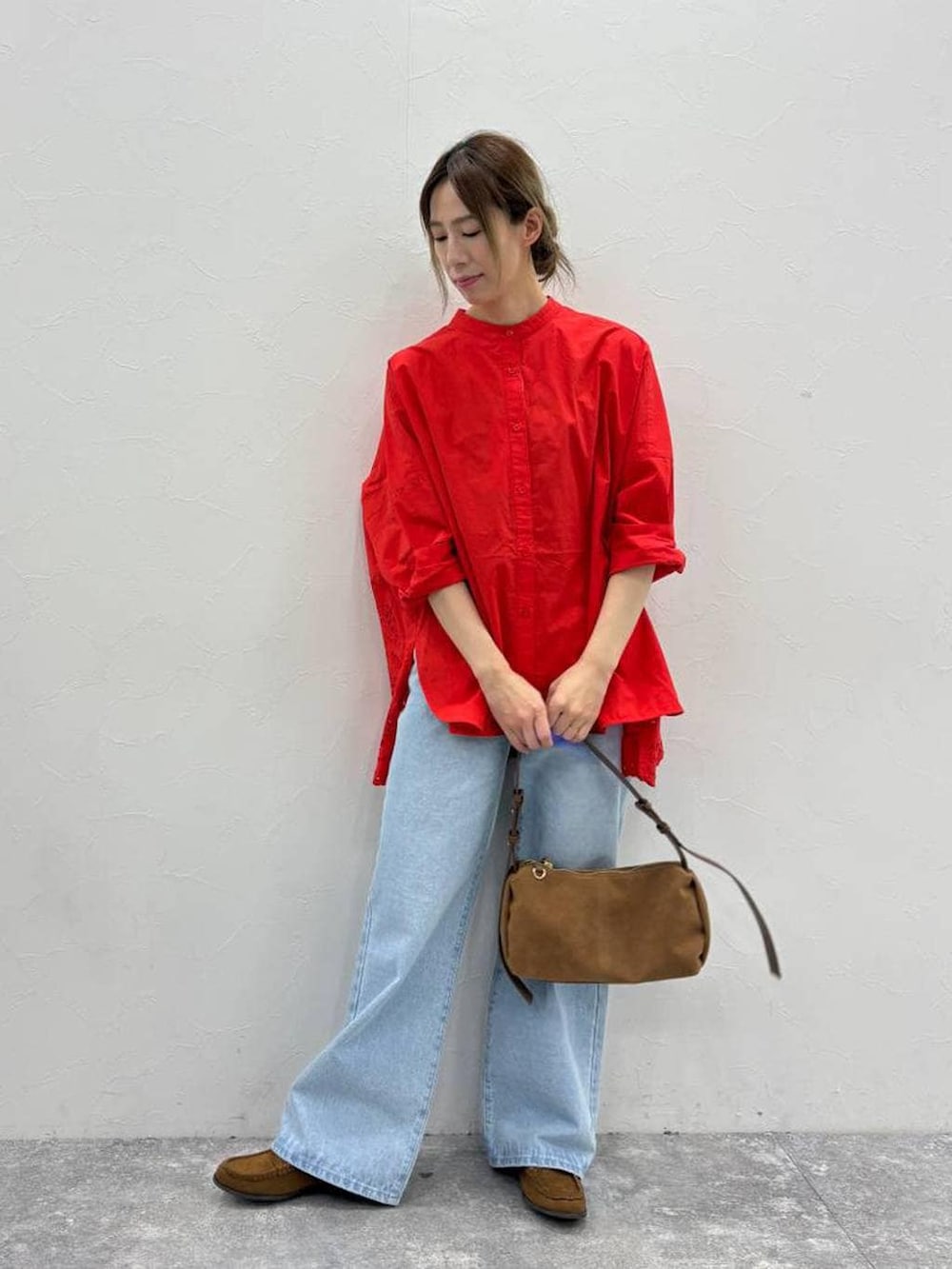 イエロー系のローファー、ブラウン系のショルダーバッグ、ブルー系のデニムパンツを着用したレディースの春コーディネートの4枚目の写真