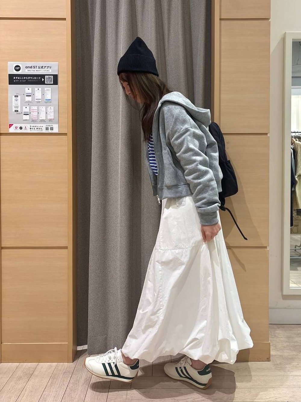 ホワイト系のスニーカー、ブラック系のバックパック/リュック、その他のTシャツ/カットソーを着用したレディースの冬コーディネートの4枚目の写真