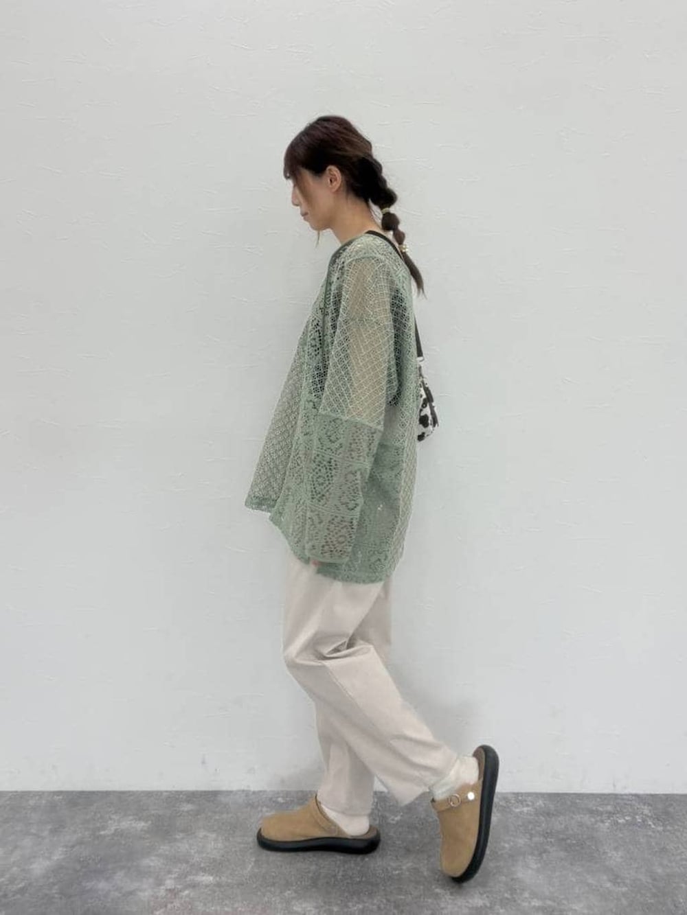 ベージュ系のサンダル、ブラック系のタンクトップ、ブラウン系のショルダーバッグを着用したレディースの春コーディネートの5枚目の写真