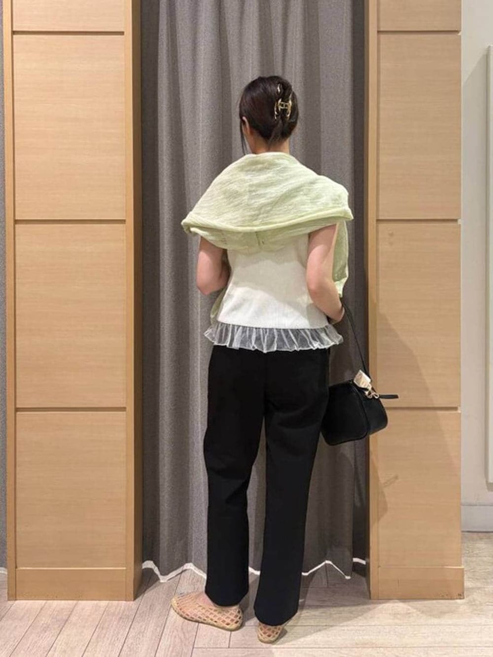 ブラック系のその他パンツ、ブラック系のショルダーバッグ、ベージュ系のパンプスを着用したレディースの夏コーディネートの3枚目の写真