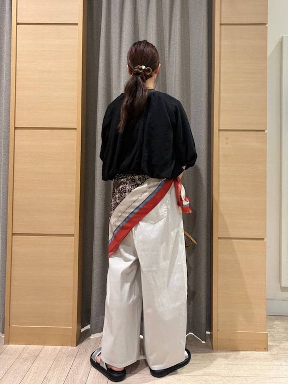 グレー系のその他パンツ、ブラウン系のショルダーバッグ、グレー系のシャツ/ブラウスを着用したレディースの夏コーディネートの2枚目の写真