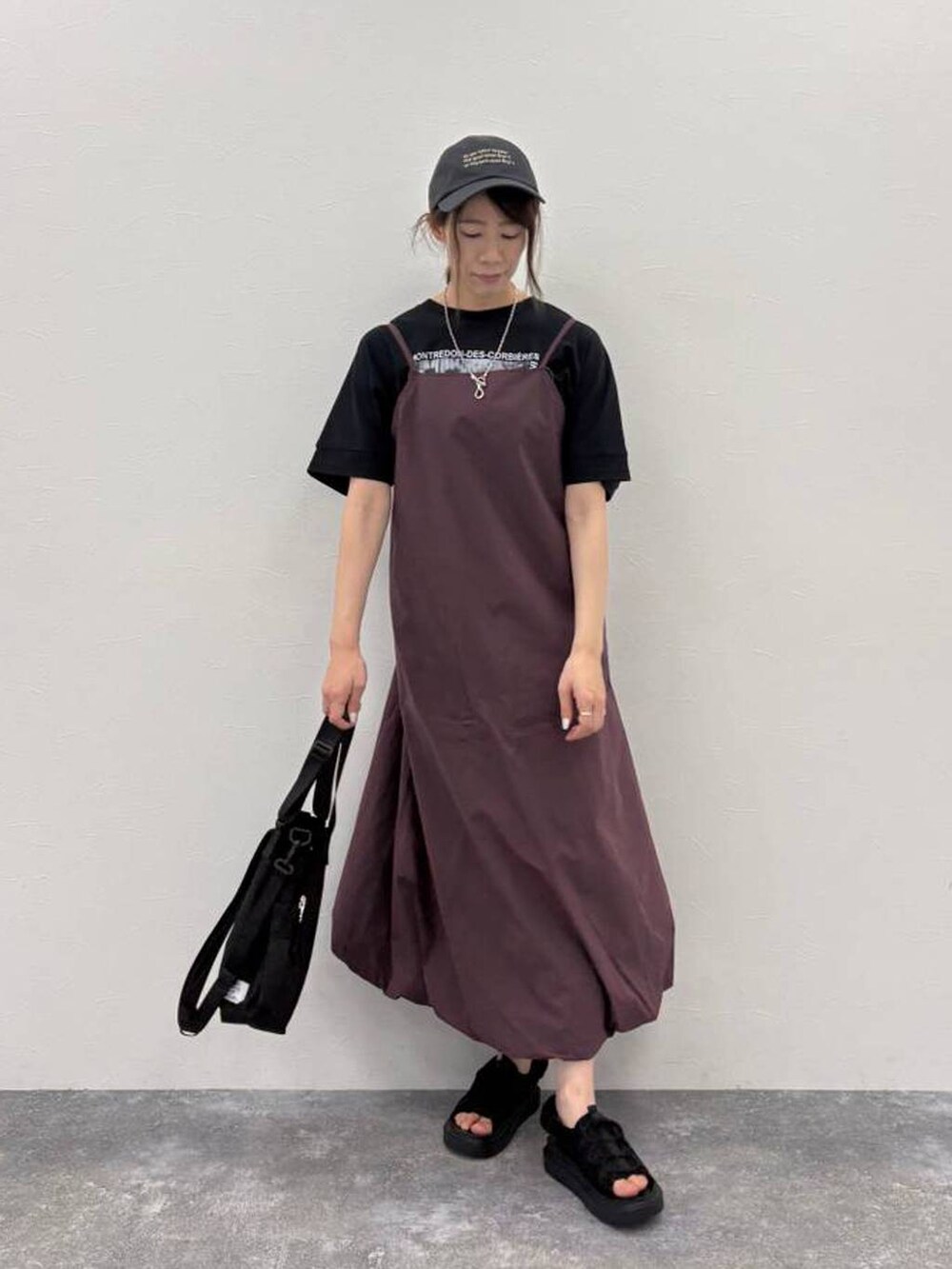 ブラック系のサンダル、ブラック系のTシャツ/カットソー、ブラック系のショルダーバッグを着用したレディースの夏コーディネートの3枚目の写真