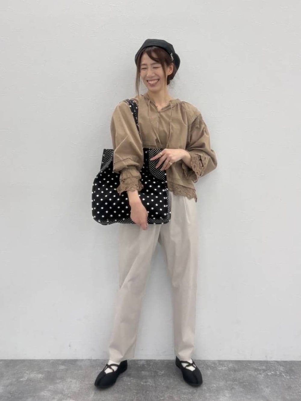 ブラック系のバレエシューズ、その他のトートバッグ、ベージュ系のシャツ/ブラウスを着用したレディースの春コーディネートの4枚目の写真