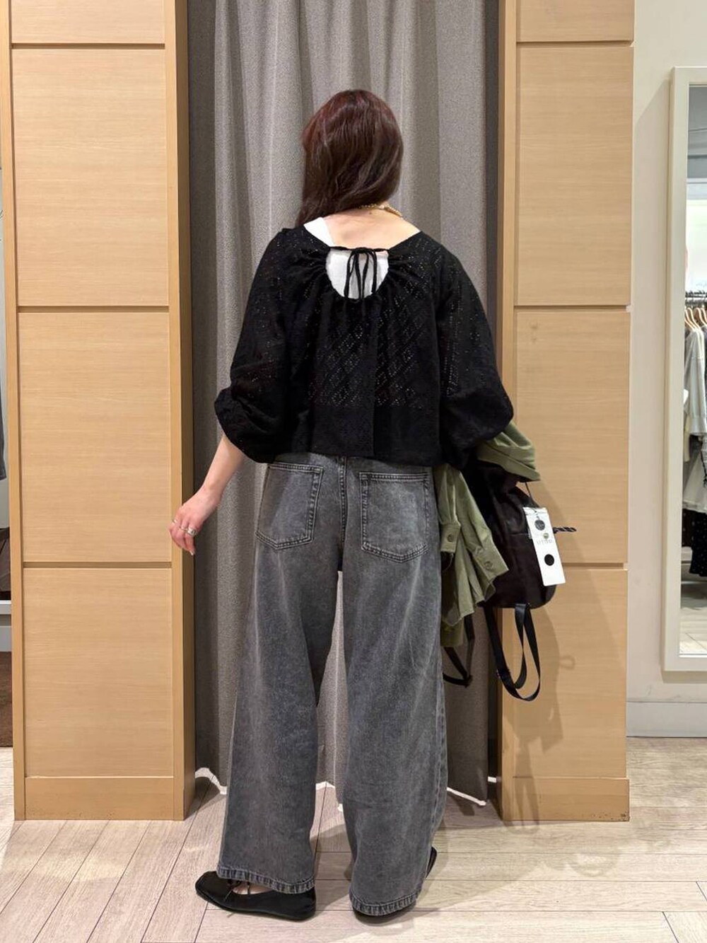 グレー系のデニムパンツ、ブラック系のパンプス、ホワイト系のタンクトップを着用したレディースの春コーディネートの5枚目の写真