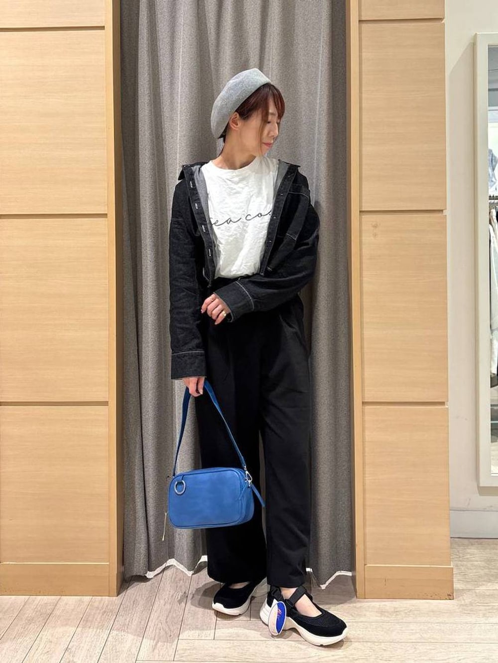 その他のTシャツ/カットソー、ブラック系のスラックス、ブルー系のショルダーバッグを着用したレディースの春コーディネートの3枚目の写真