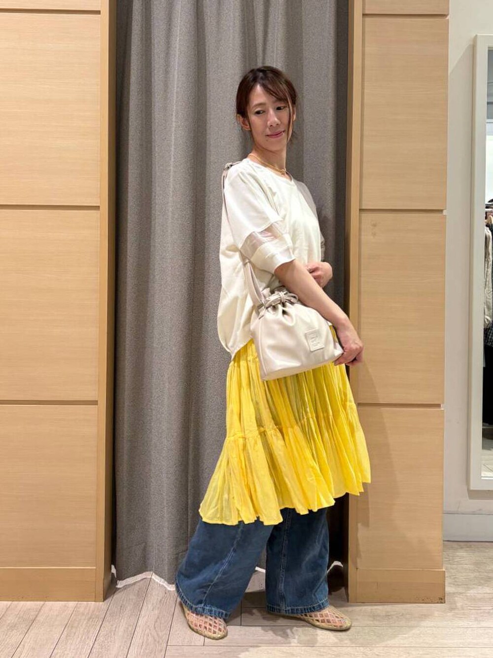 ホワイト系のTシャツ/カットソー、ブルー系のデニムパンツ、ベージュ系のパンプスを着用したレディースの秋コーディネートの3枚目の写真