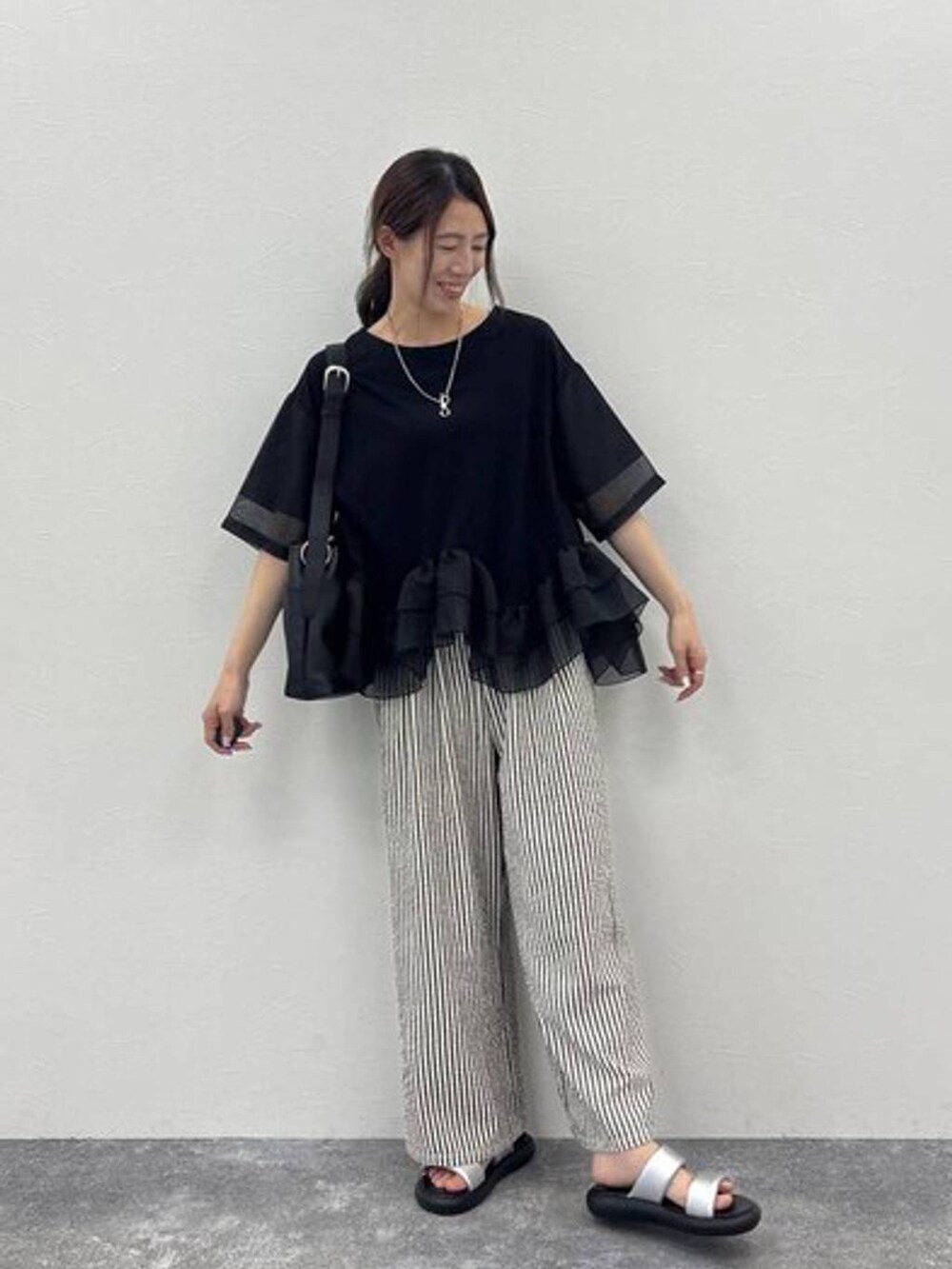その他のその他パンツ、その他のサンダル、ブラック系のショルダーバッグを着用したレディースの夏コーディネートの4枚目の写真