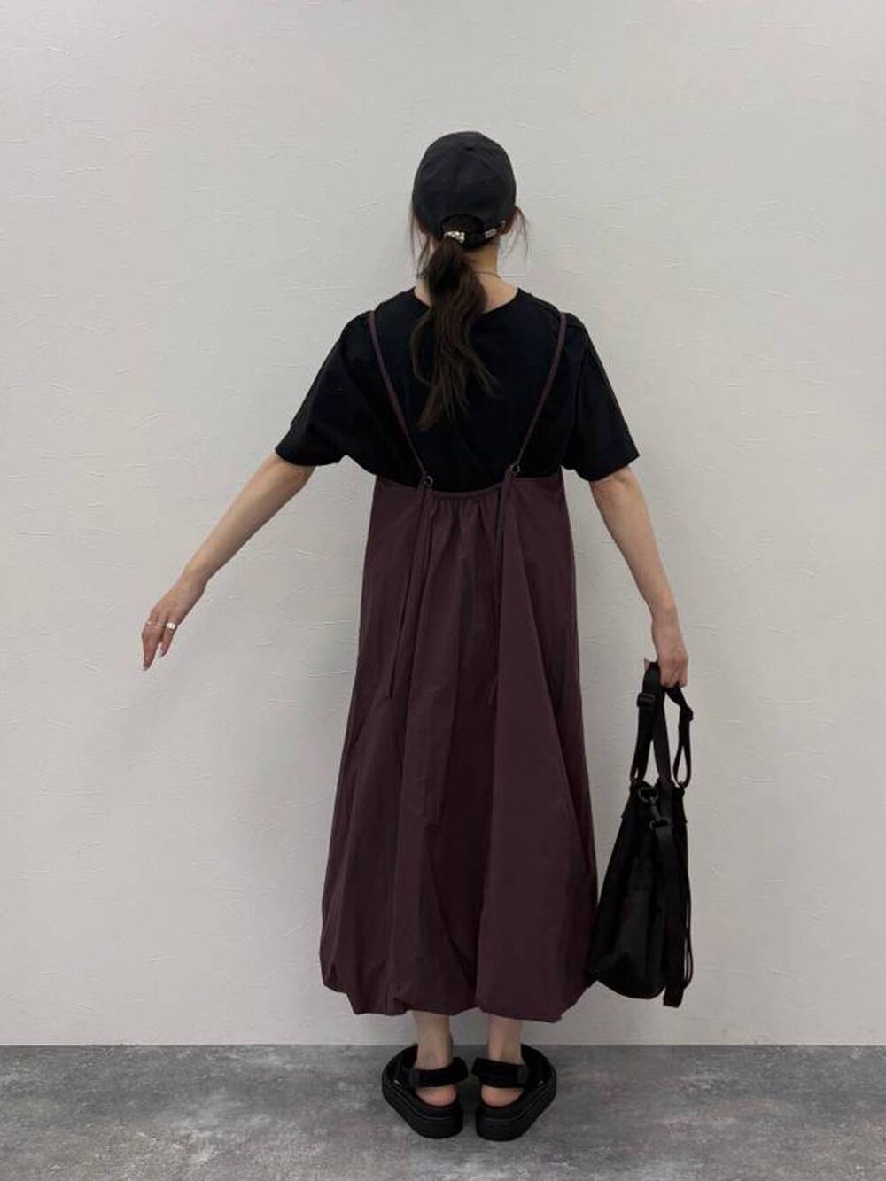 ブラック系のサンダル、ブラック系のTシャツ/カットソー、ブラック系のショルダーバッグを着用したレディースの夏コーディネートの5枚目の写真