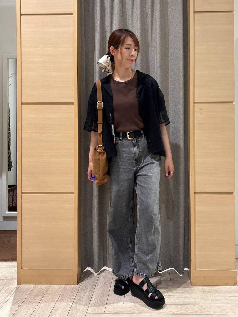 ブラウン系のTシャツ/カットソー、ブラック系のシャツ/ブラウス、グレー系のデニムパンツを着用したレディースの夏コーディネートの3枚目の写真