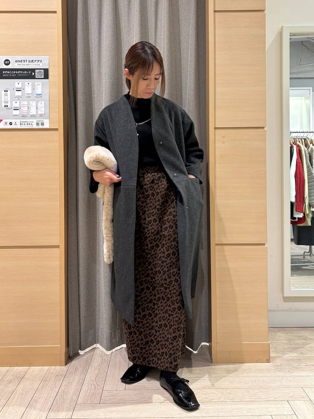 その他のニット/セーター、ブラック系のパンプス、グレー系のノーカラーコートを着用したレディースの冬コーディネートの3枚目の写真