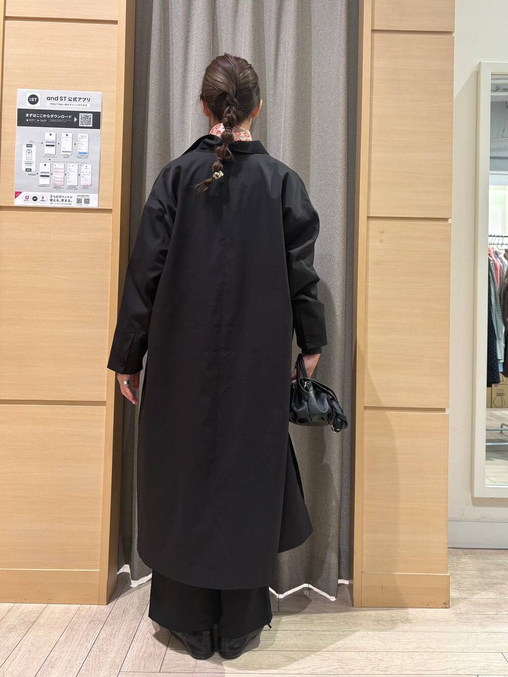 その他のニット/セーター、ブラック系のパンプス、ブラック系のスラックスを着用したレディースの冬コーディネートの2枚目の写真