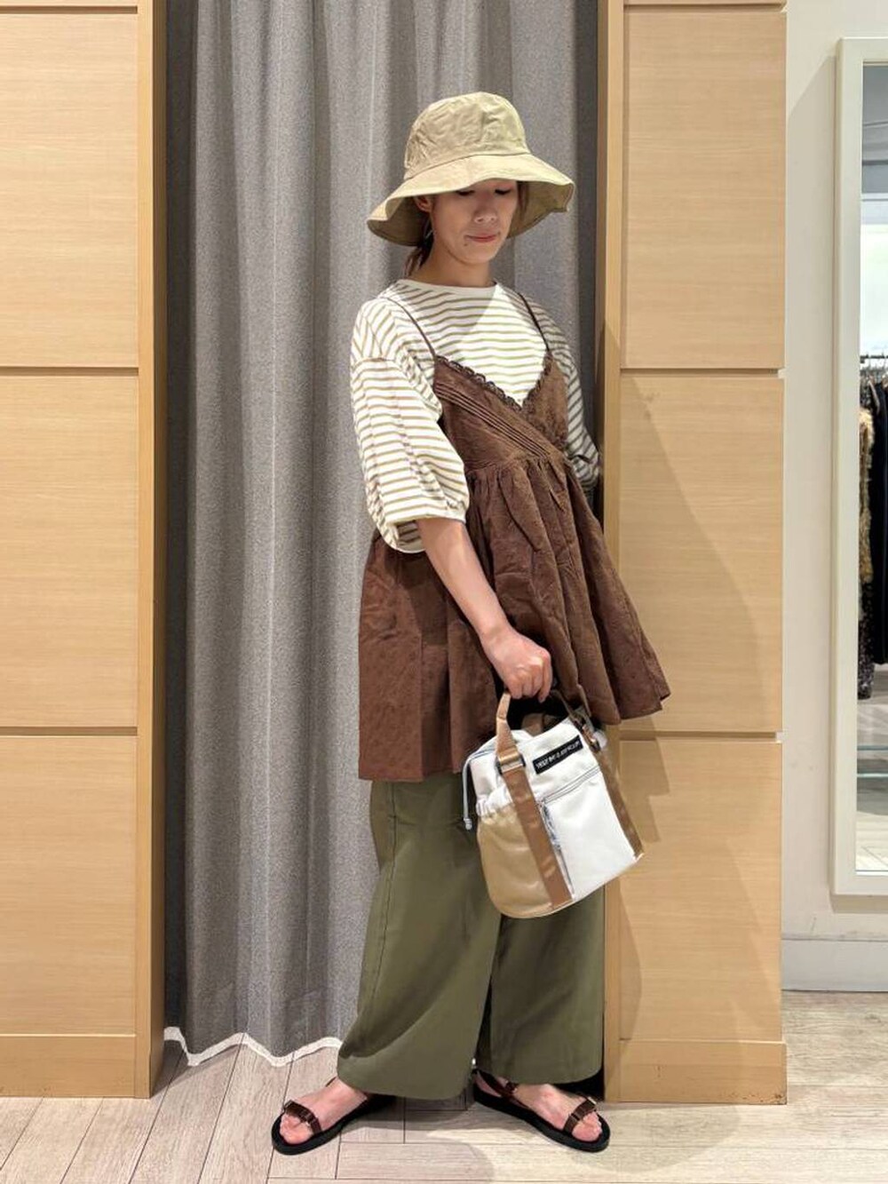 ブラウン系のサンダル、グリーン系のその他パンツ、その他のTシャツ/カットソーを着用したレディースの夏コーディネートの2枚目の写真