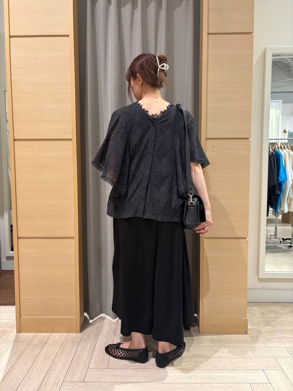 グレー系のシャツ/ブラウス、ブラック系のショルダーバッグ、ブラック系のタンクトップを着用したレディースの夏コーディネートの2枚目の写真