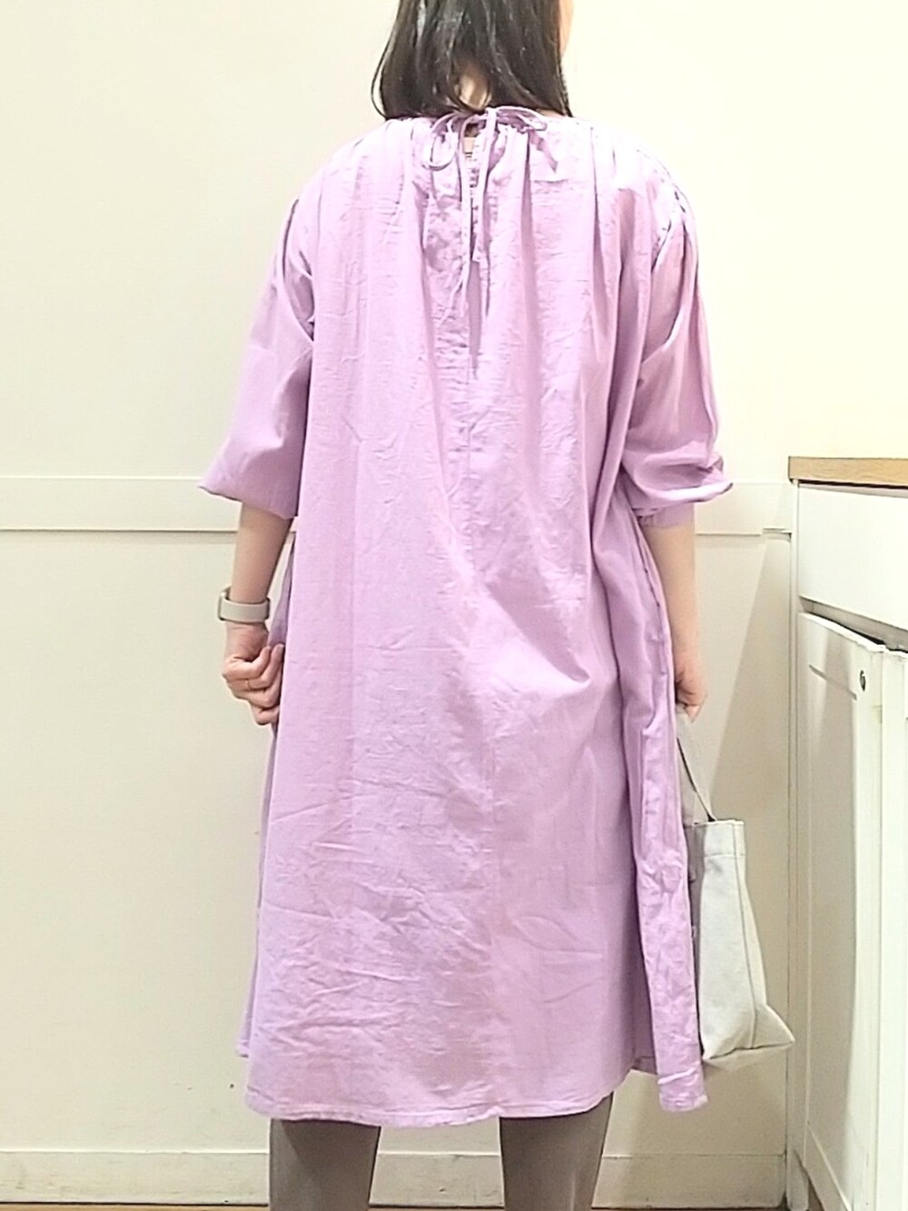 ベージュ系のエコバッグ/サブバッグ、ブラウン系のその他パンツ、ブラウン系のパンプスを着用したレディースの春コーディネートの2枚目の写真