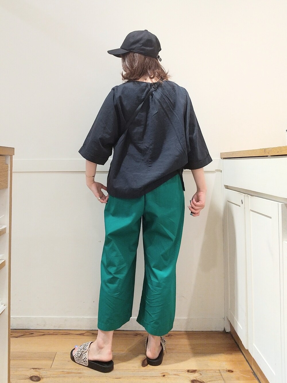 その他のサンダル、その他のシャツ/ブラウス、グリーン系のその他パンツを着用したレディースの夏コーディネートの2枚目の写真