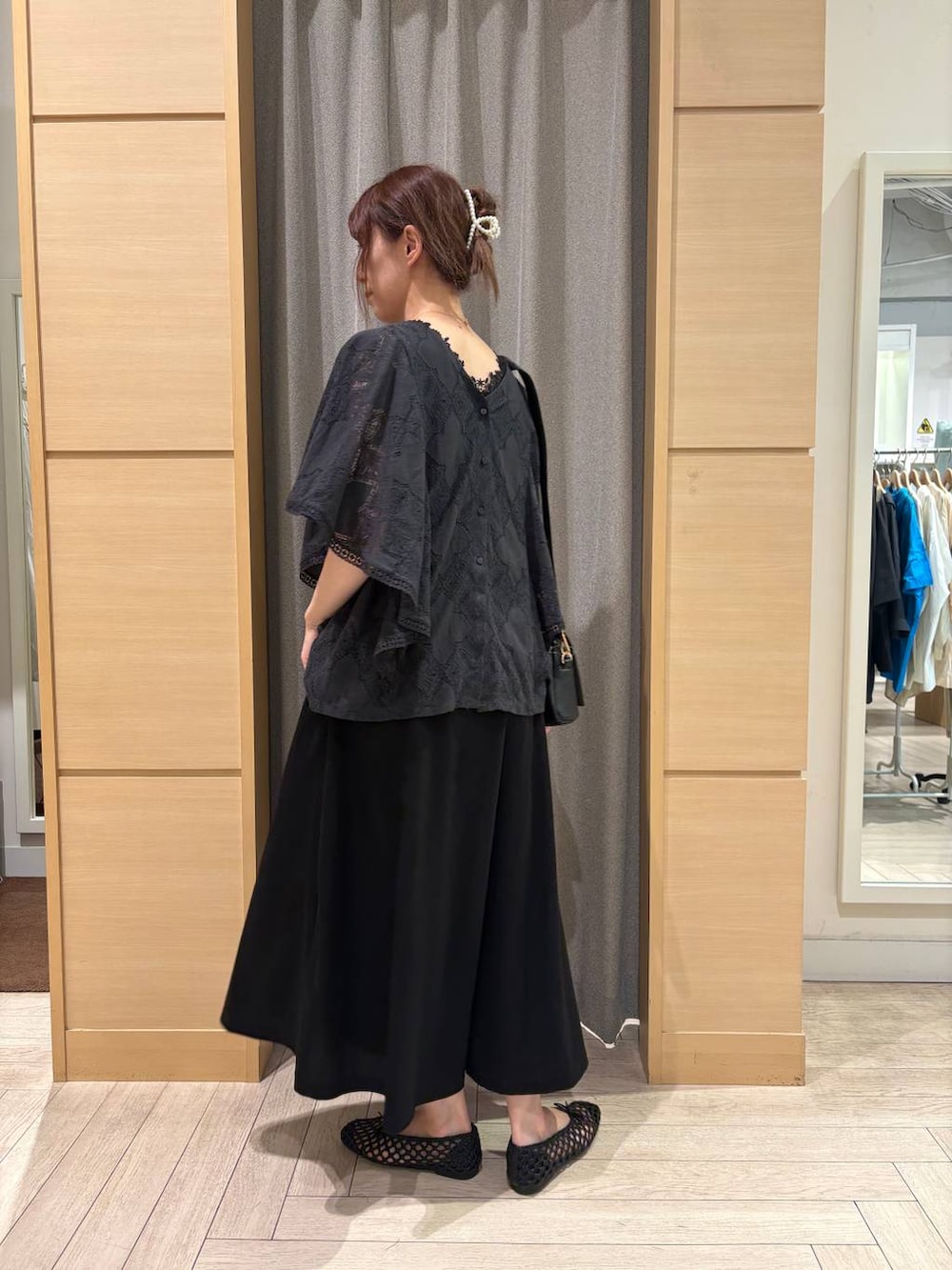 グレー系のシャツ/ブラウス、ブラック系のショルダーバッグ、ブラック系のタンクトップを着用したレディースの夏コーディネートの3枚目の写真