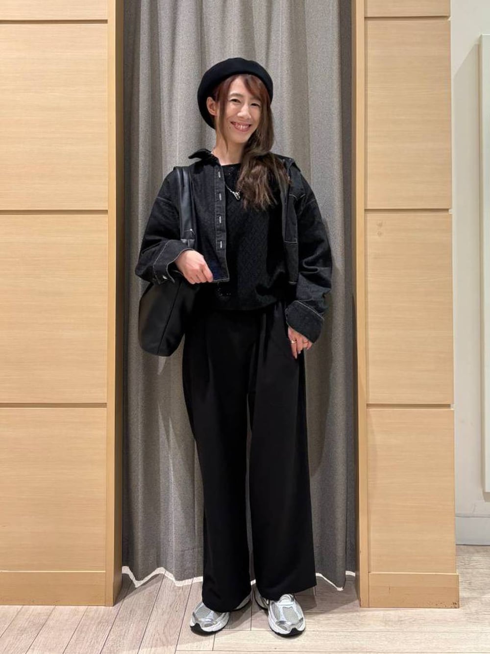 ブラック系のスラックス、ブラック系のシャツ/ブラウス、ブラック系のデニムジャケットを着用したレディースの春コーディネートの4枚目の写真