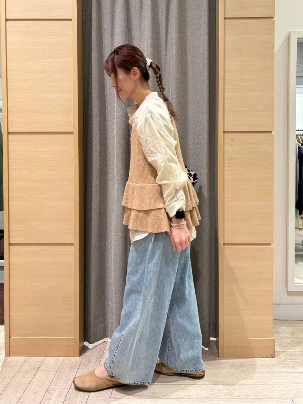 ホワイト系のTシャツ/カットソー、ブルー系のデニムパンツ、ベージュ系のパンプスを着用したレディースの春コーディネートの5枚目の写真