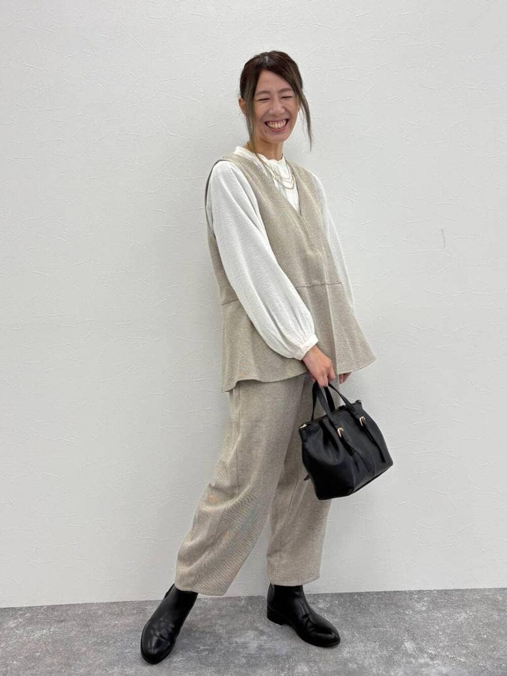 ホワイト系のシャツ/ブラウス、ブラック系のブーツ、ブラック系のショルダーバッグを着用したレディースの冬コーディネートの5枚目の写真