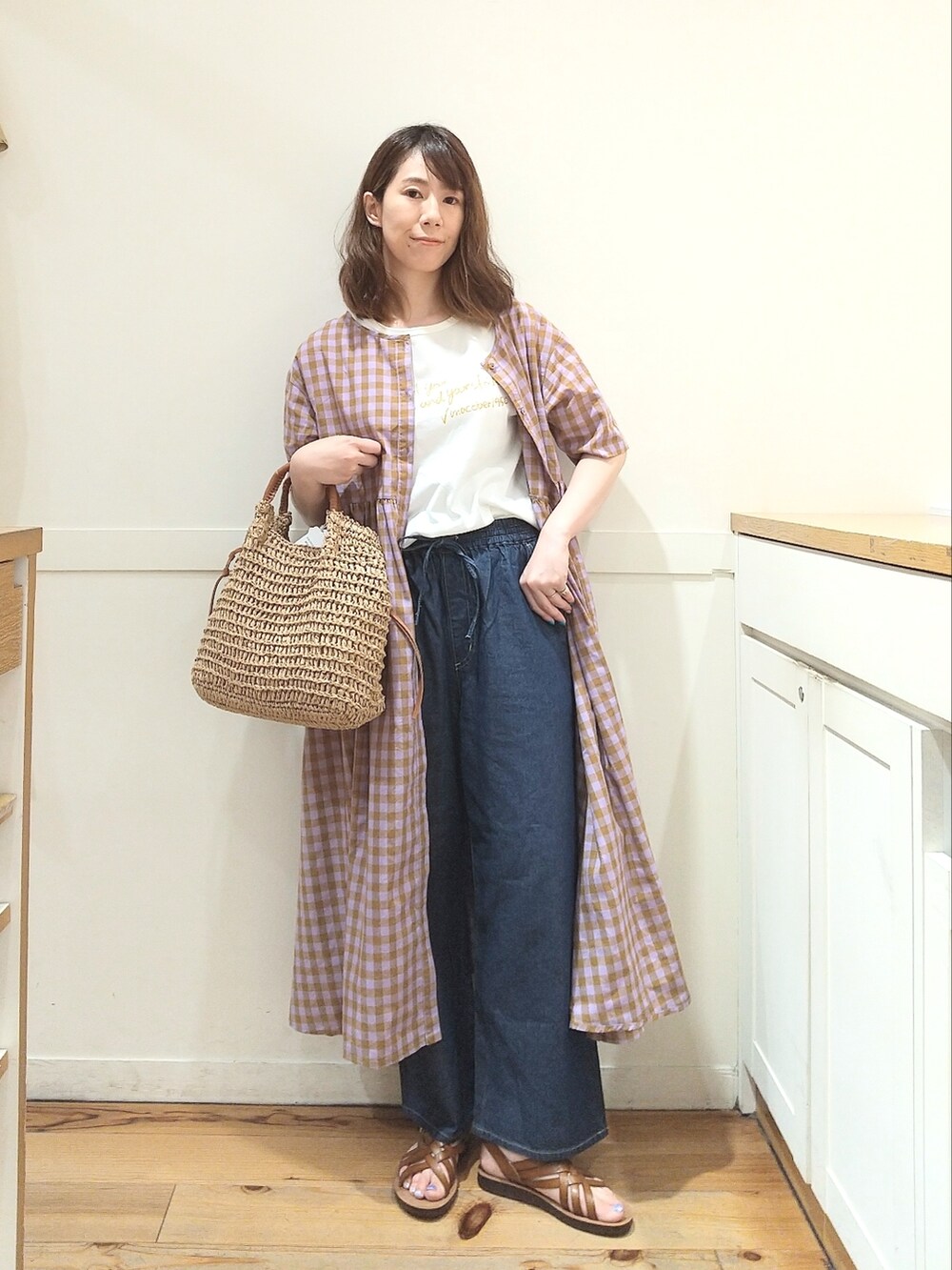 ホワイト系のTシャツ/カットソー、その他のワンピース、ブラウン系のサンダルを着用したレディースの夏コーディネートの2枚目の写真