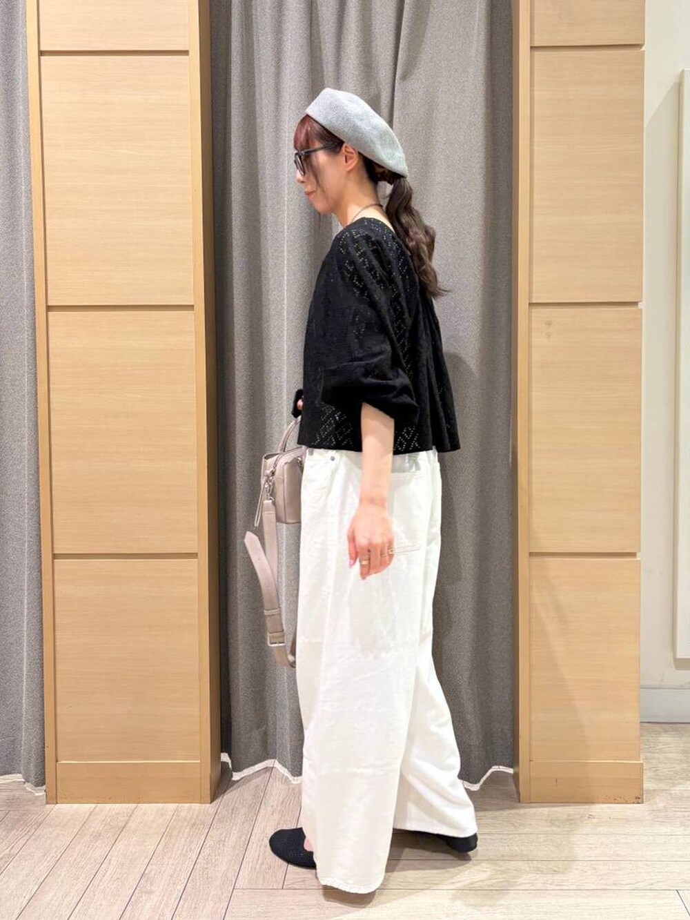 ホワイト系のデニムパンツ、グレー系のパンプス、ホワイト系のタンクトップを着用したレディースの春コーディネートの6枚目の写真