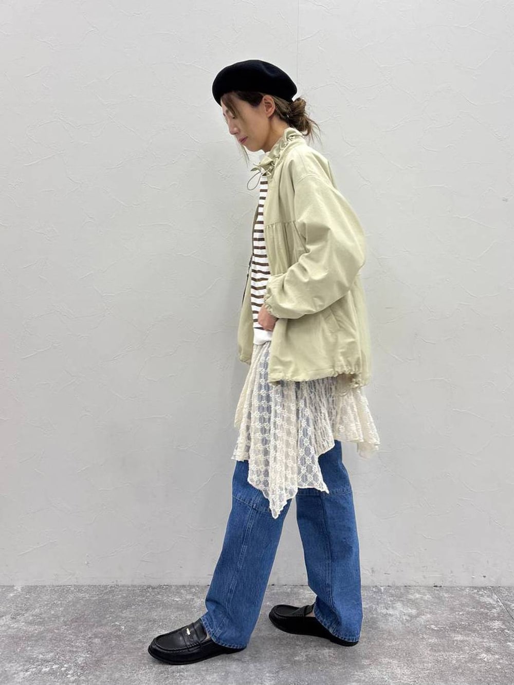 ブラック系のトートバッグ、ブラック系のローファー、ベージュ系のワンピースを着用したレディースの春コーディネートの4枚目の写真