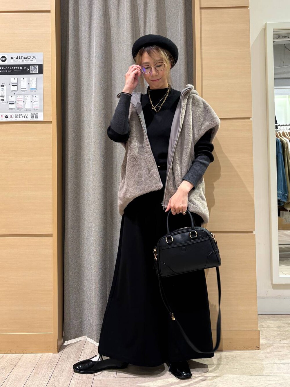 グレー系のベスト、ブラック系のその他パンツ、その他のニット/セーターを着用したレディースの秋コーディネートの4枚目の写真