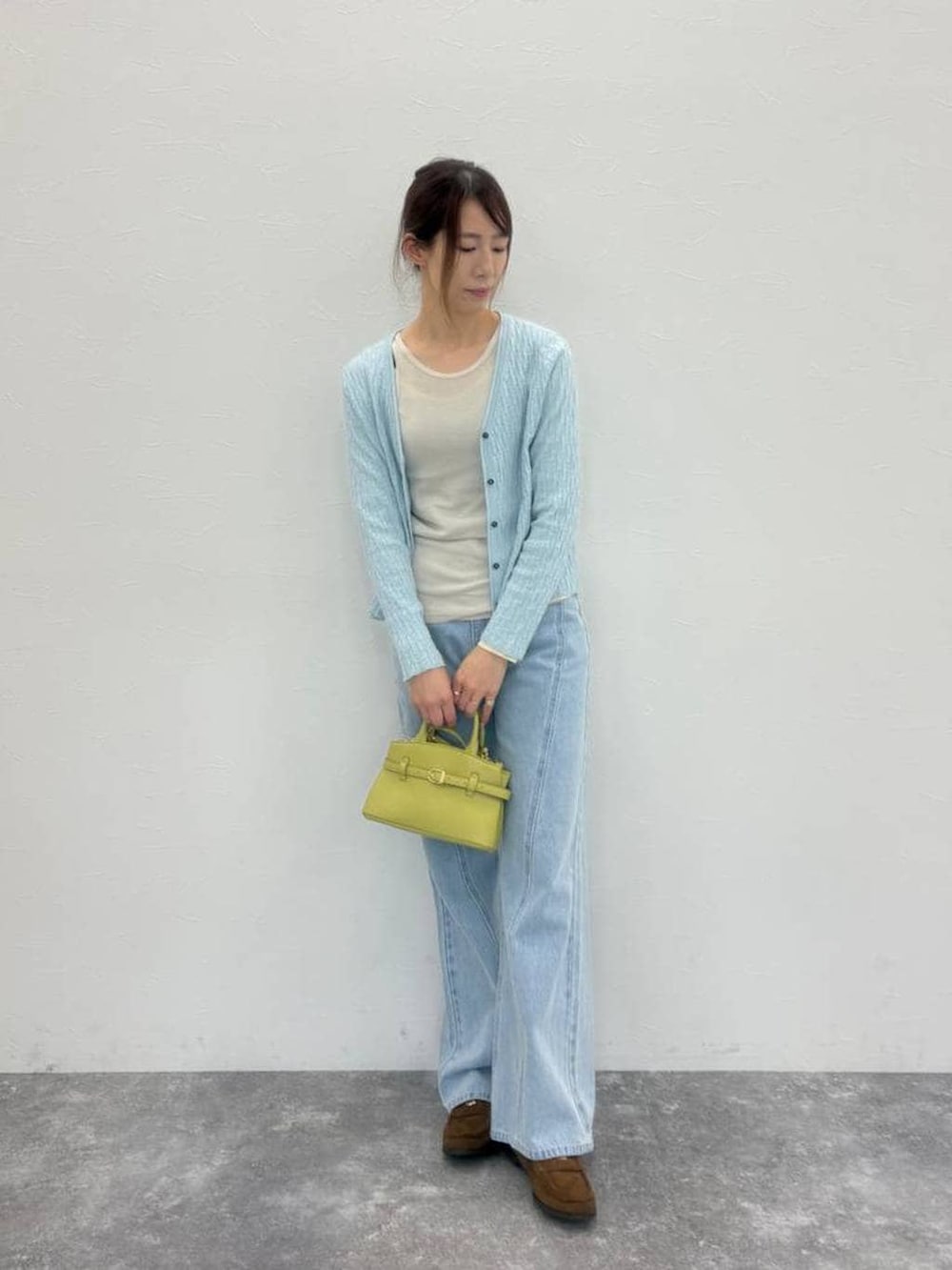 ブラック系のショルダーバッグ、イエロー系のローファー、ベージュ系のTシャツ/カットソーを着用したレディースの春コーディネートの4枚目の写真