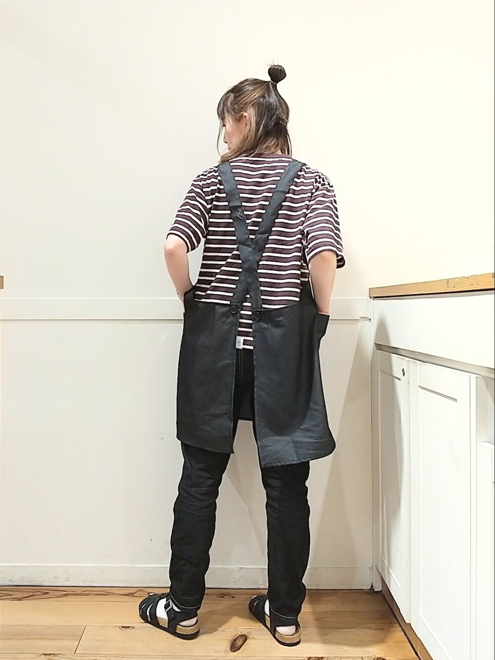 ブラック系のデニムパンツ、その他のTシャツ/カットソー、ブラック系のサンダルを着用したレディースの春コーディネートの2枚目の写真