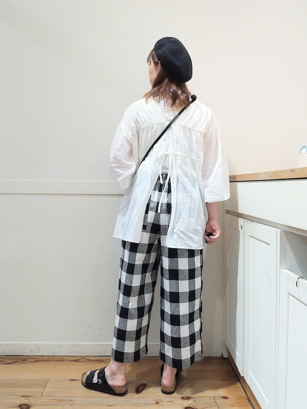 ホワイト系のシャツ/ブラウス、ホワイト系のタンクトップ、その他のその他パンツを着用したレディースの夏コーディネートの2枚目の写真