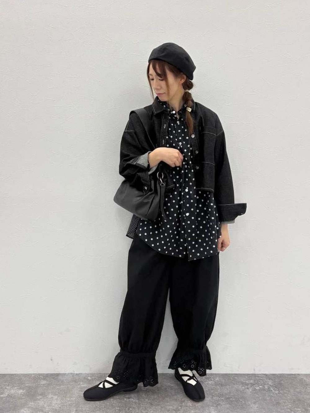 ブラック系のトートバッグ、ブラック系のバレエシューズ、その他のシャツ/ブラウスを着用したレディースの春コーディネートの2枚目の写真