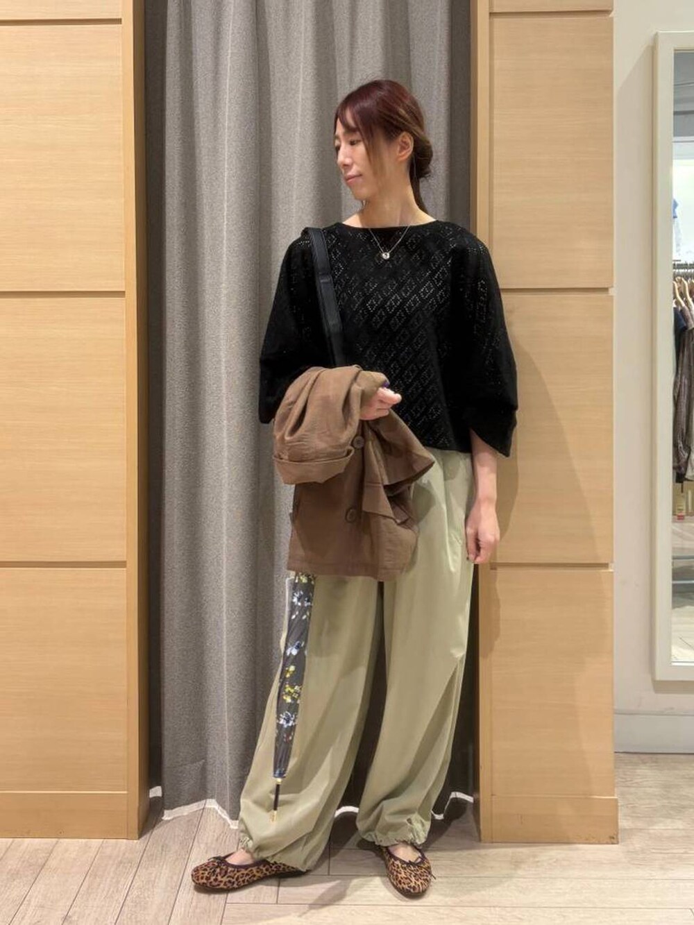 その他のその他シューズ、ホワイト系のタンクトップ、グレー系のその他パンツを着用したレディースの春コーディネートの4枚目の写真