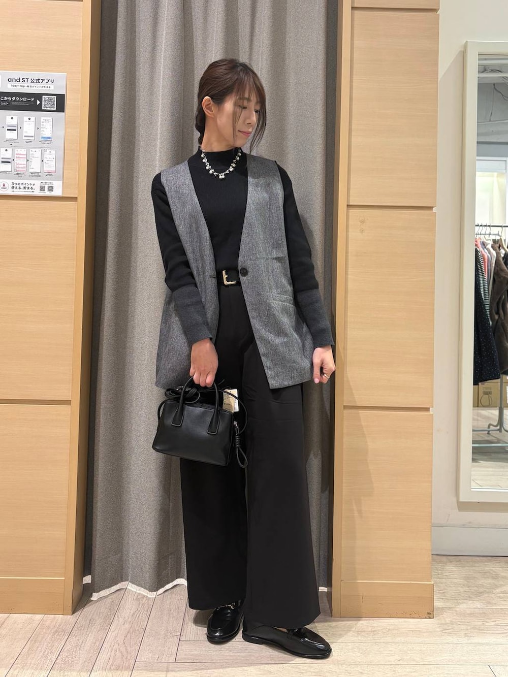 グレー系のベスト、その他のニット/セーター、ブラック系のスラックスを着用したレディースの春コーディネートの5枚目の写真