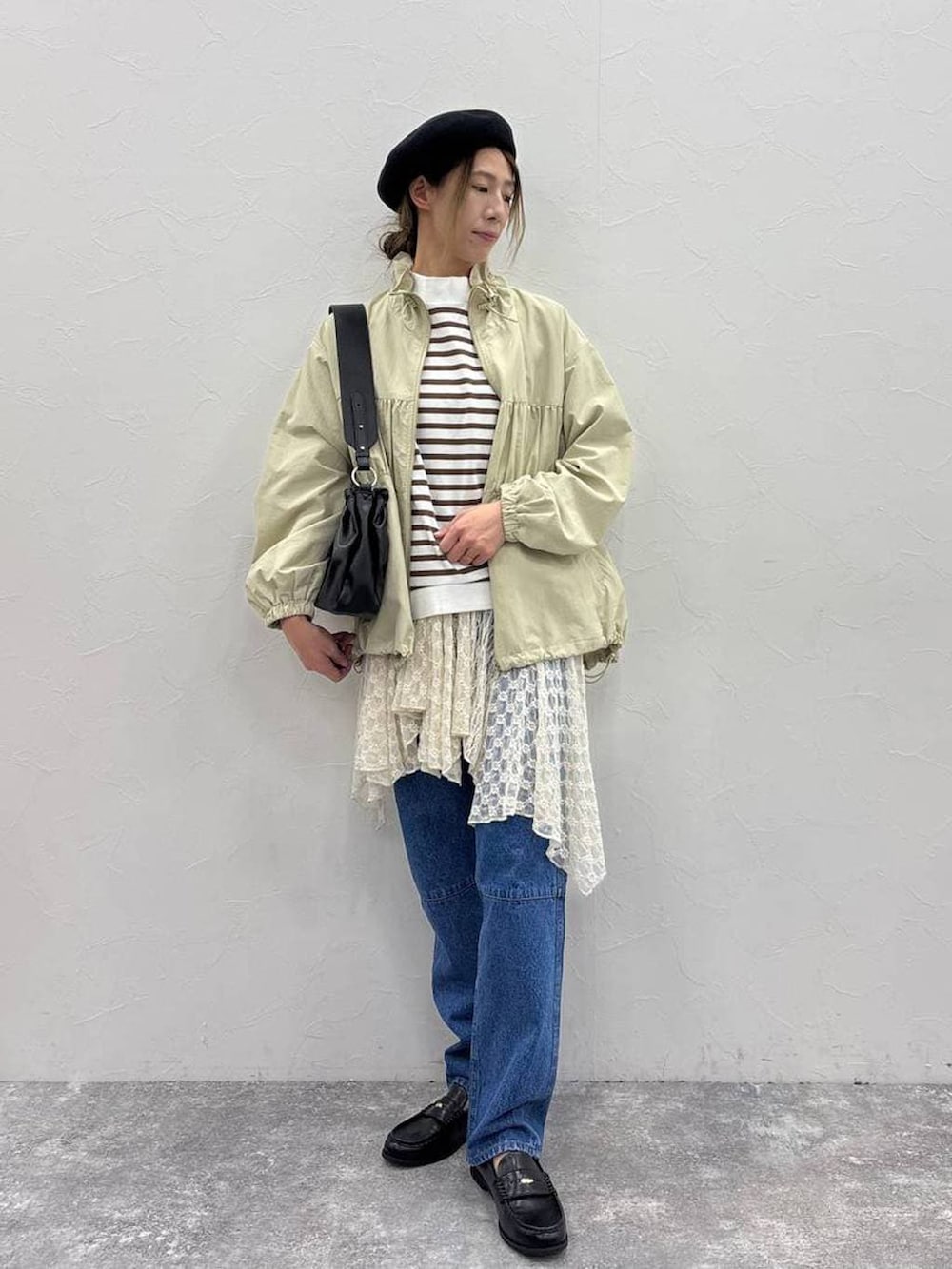 ブラック系のトートバッグ、ブラック系のローファー、ベージュ系のワンピースを着用したレディースの春コーディネートの5枚目の写真