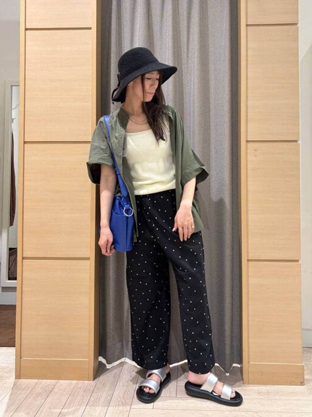 ホワイト系のタンクトップ、その他のその他パンツ、その他のサンダルを着用したレディースの夏コーディネートの4枚目の写真
