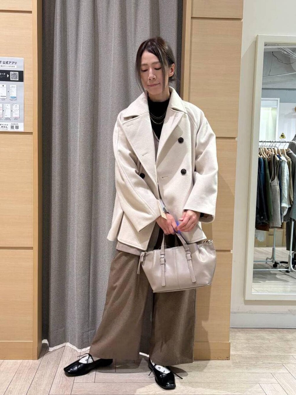 その他のその他パンツ、ホワイト系のピーコート、その他のニット/セーターを着用したレディースの冬コーディネートの2枚目の写真