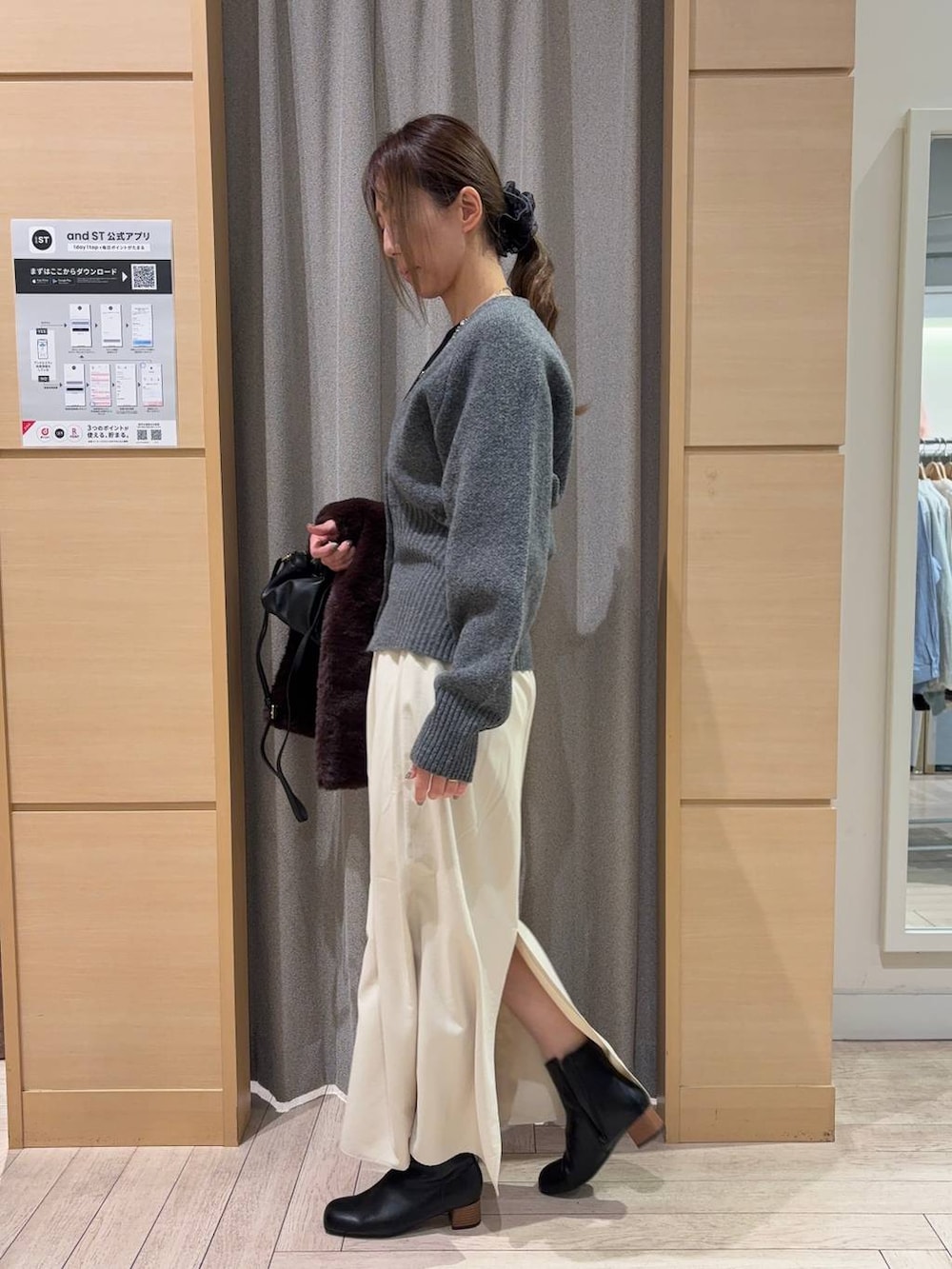 ブラック系のTシャツ/カットソー、ブラック系のブーツ、ブラック系のショルダーバッグを着用したレディースの冬コーディネートの4枚目の写真