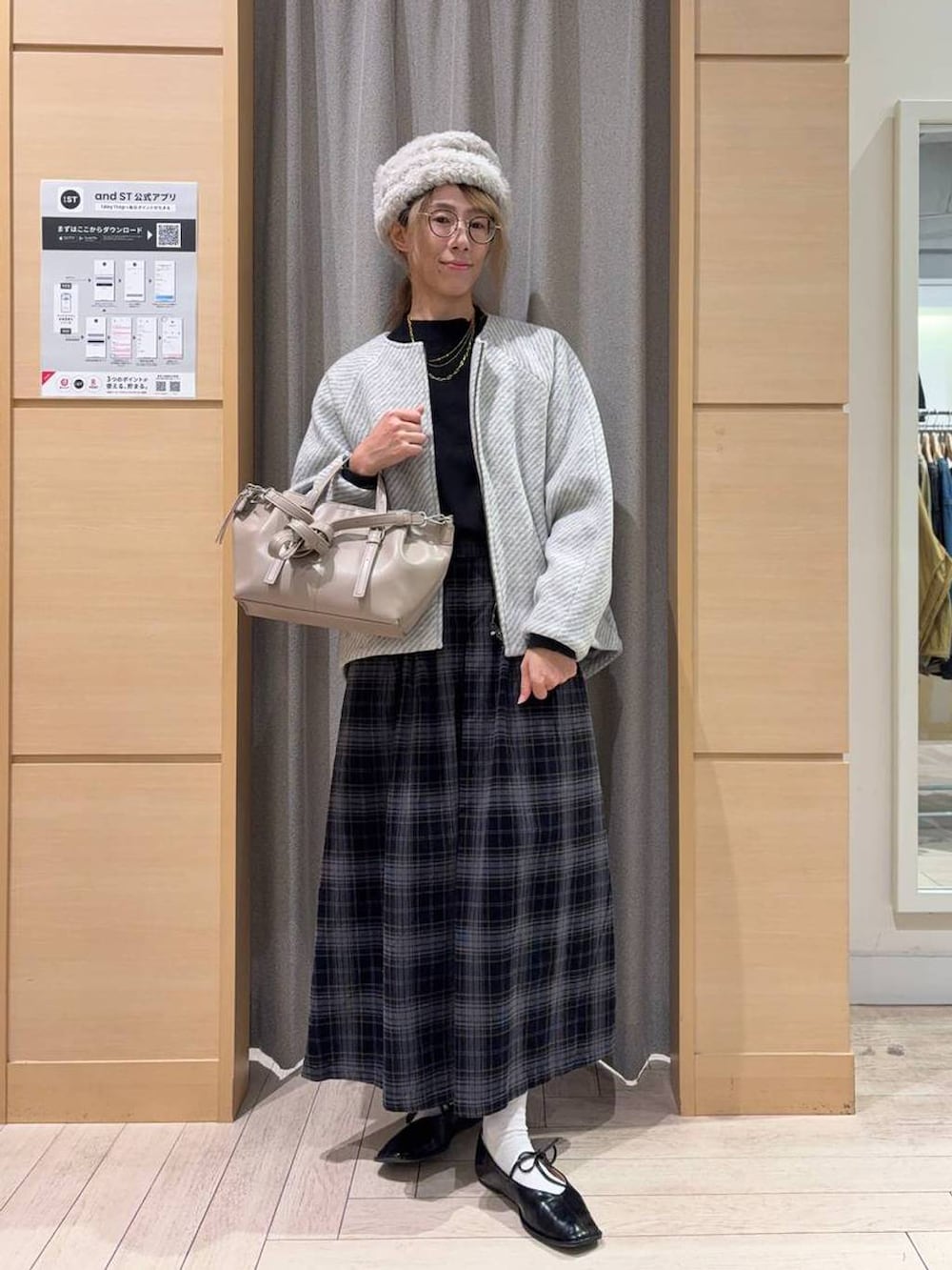 その他のその他パンツ、グレー系のノーカラーコート、その他のニット/セーターを着用したレディースの秋コーディネートの3枚目の写真