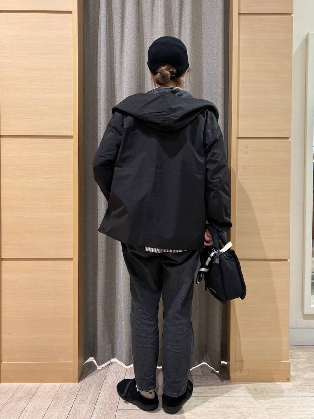 ブラック系のブルゾン、ブラック系のデニムパンツ、その他のシャツ/ブラウスを着用したレディースの秋コーディネートの2枚目の写真