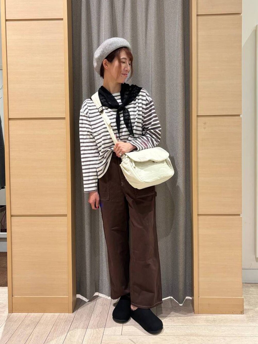 ベージュ系のショルダーバッグ、その他のTシャツ/カットソー、ブラウン系のその他パンツを着用したレディースの秋コーディネートの4枚目の写真