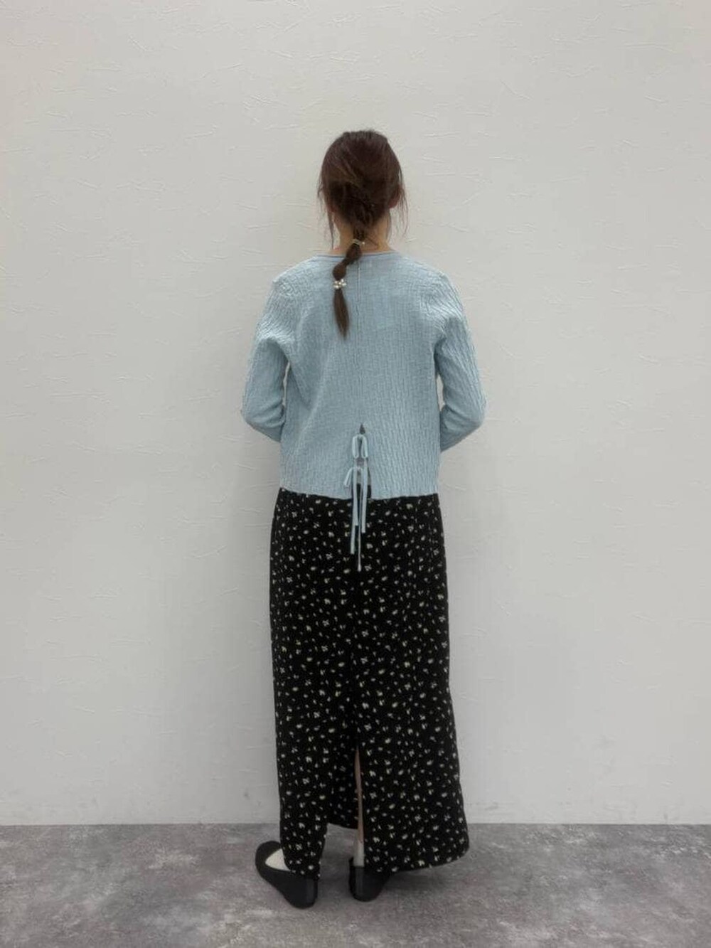 ブラック系のショルダーバッグ、グレー系のパンプス、ベージュ系のTシャツ/カットソーを着用したレディースの春コーディネートの4枚目の写真