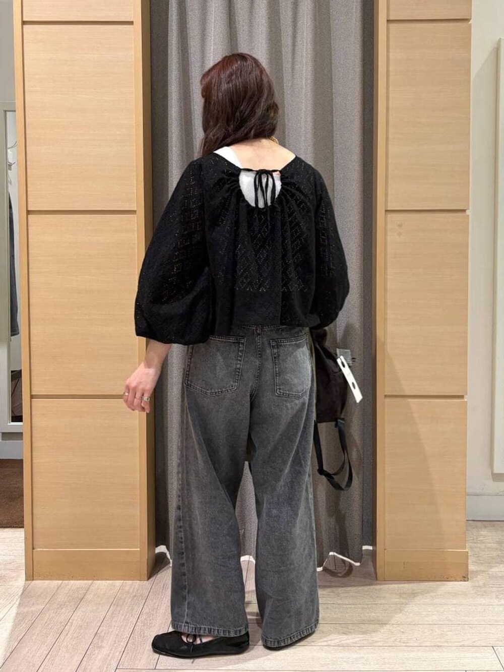 グレー系のデニムパンツ、ブラック系のパンプス、ホワイト系のタンクトップを着用したレディースの春コーディネートの3枚目の写真