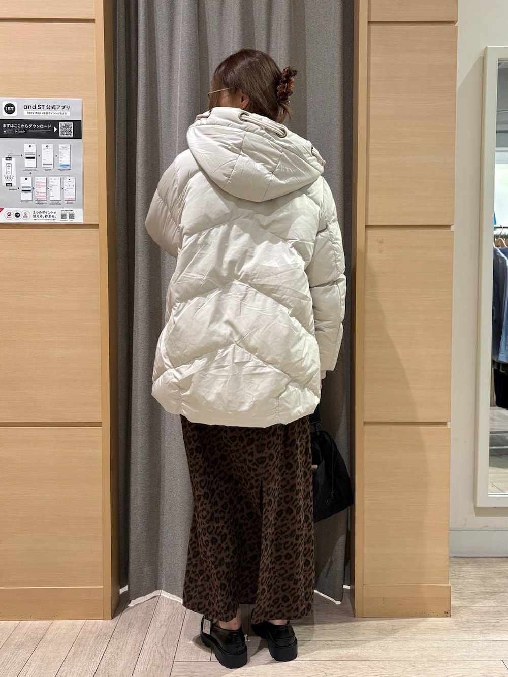 ベージュ系のダウンジャケット/コート、ブラック系のショルダーバッグ、その他のスカートを着用したレディースの冬コーディネートの3枚目の写真