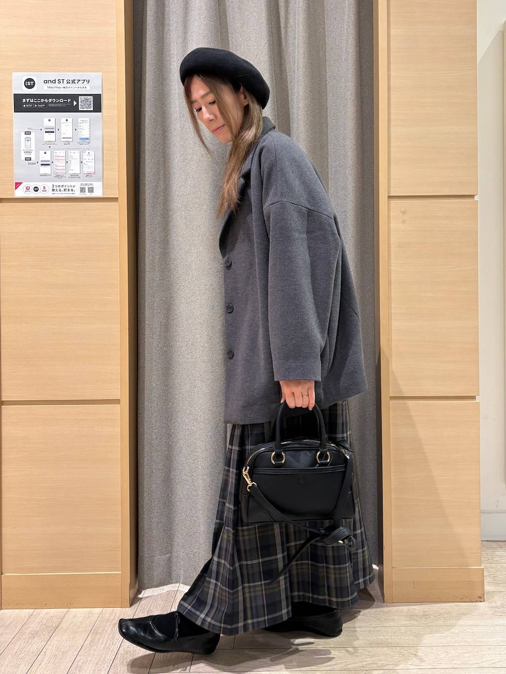 その他のニット/セーター、グレー系のベスト、グリーン系のスカートを着用したレディースの冬コーディネートの2枚目の写真